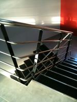 conception, fabrication et pose d'un escalier en inox et marches de verre 1