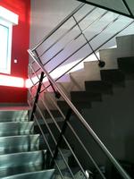 conception, fabrication et pose d'un escalier en inox et marches de verre 6
